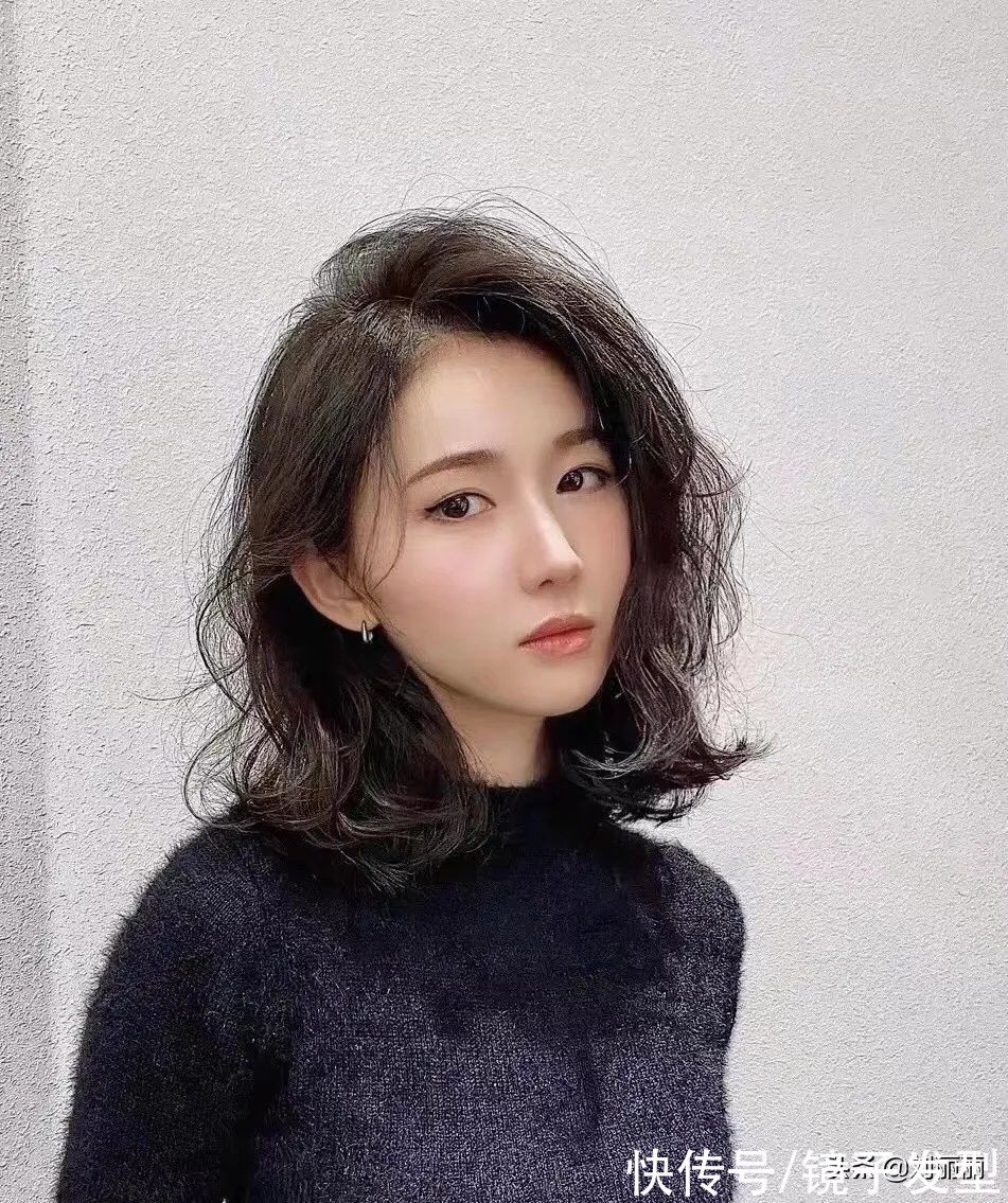 瘦脸 当下最流行的4种发型，大小卷烫发全都有，瘦脸修饰头型都很不错