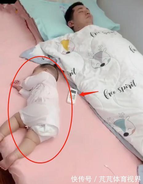 孩子|爸爸带孩子睡午觉,一旁的宝宝睡觉姿势,网友笑称:同款爸爸
