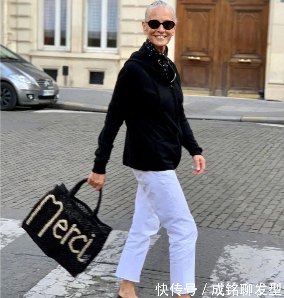 时髦 年龄大不是借口,这位奶奶头发花白照样爱打扮,穿搭时髦状态超赞