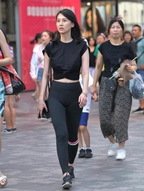 美的 年轻女生就是会穿,露脐衫配牛仔裤,轻松穿出小蛮腰,靓丽又清爽