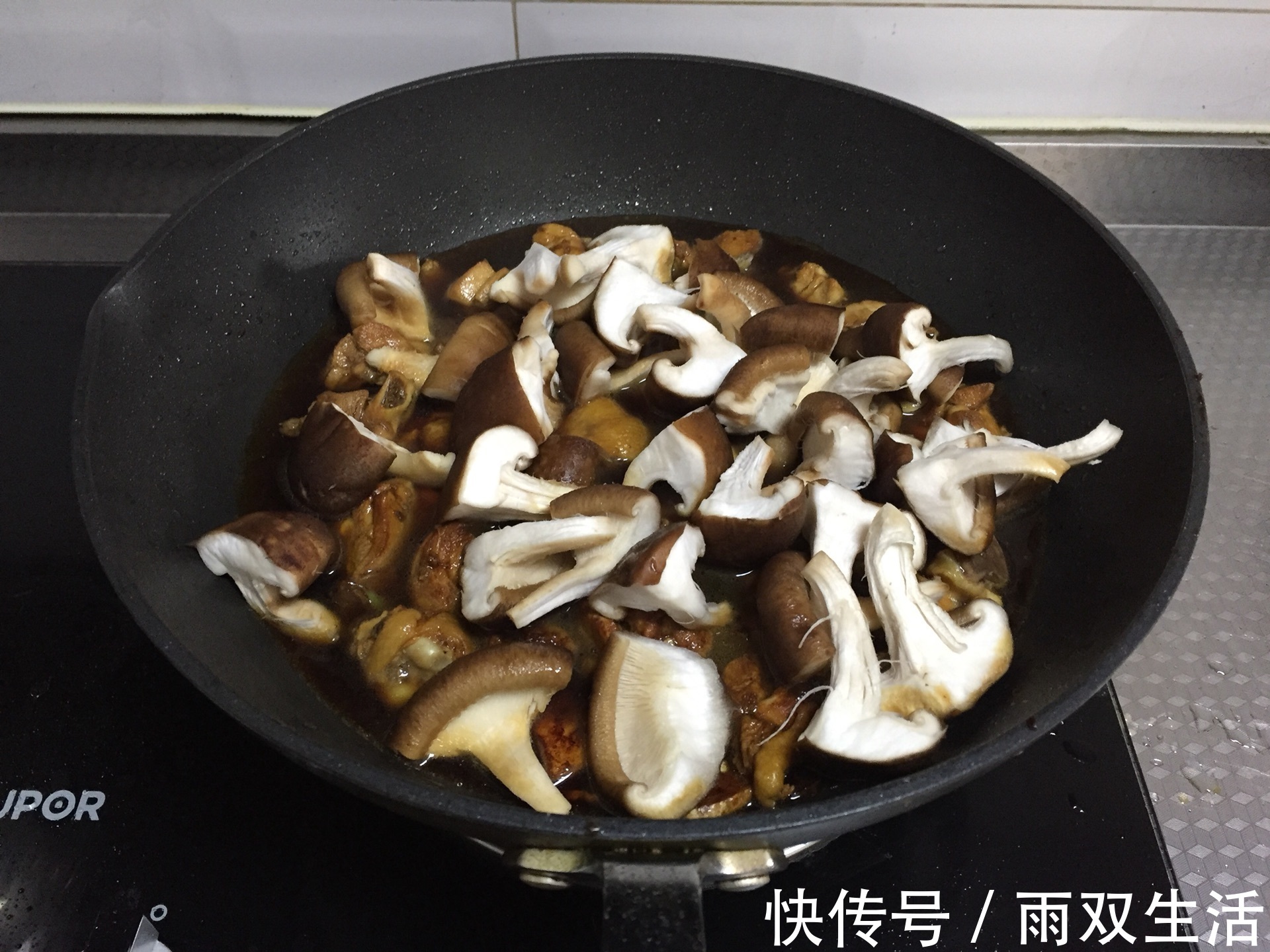 鸡肉|营养丰富的香菇炖鸡,制作简单,香气四溢