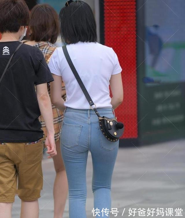 短袖 简约牛仔裤搭配白色短袖，个性十足，给您低调日常的时尚感！