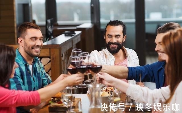 喝酒|每天喝二两白酒的人和滴酒不沾的人,哪种益于长寿?多数人搞错了