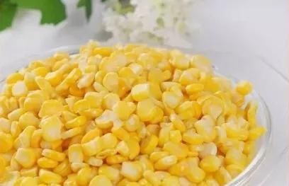 香蕉|自制饵料嫩玉米和香蕉,一天收获30斤草鱼