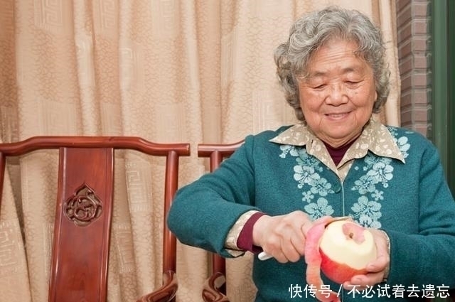 医院|3岁女儿撅“金鱼嘴”，妈妈不以为然夸可爱，奶奶却抱娃直奔医院