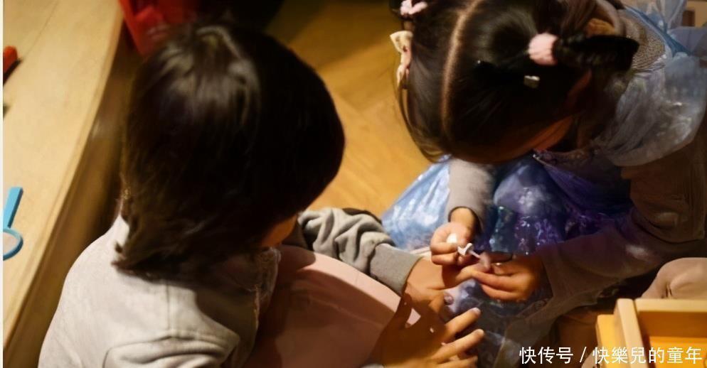 大宝|二胎弟弟给姐姐洗脚动作娴熟,原是有这个做诱饵,网友:最小童工