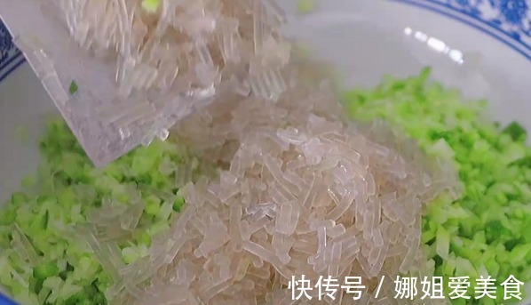 炸丸子也是有技巧的,掌握这些要点,丸子炸的外酥里嫩不吸油