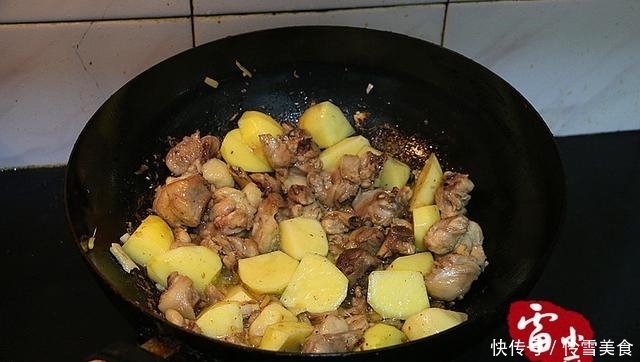 土豆别再炒丝了，像我这样烧，味道比鸡肉好！
