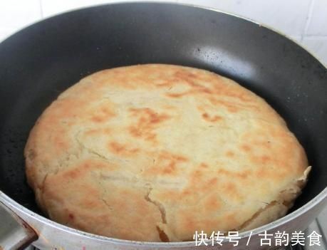 烙饼想要柔软又多层?有人多抹油,有人用开水烫面,其实这都不对