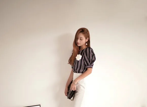 孙允珠，名媛气质灯笼袖条纹藏蓝上衣