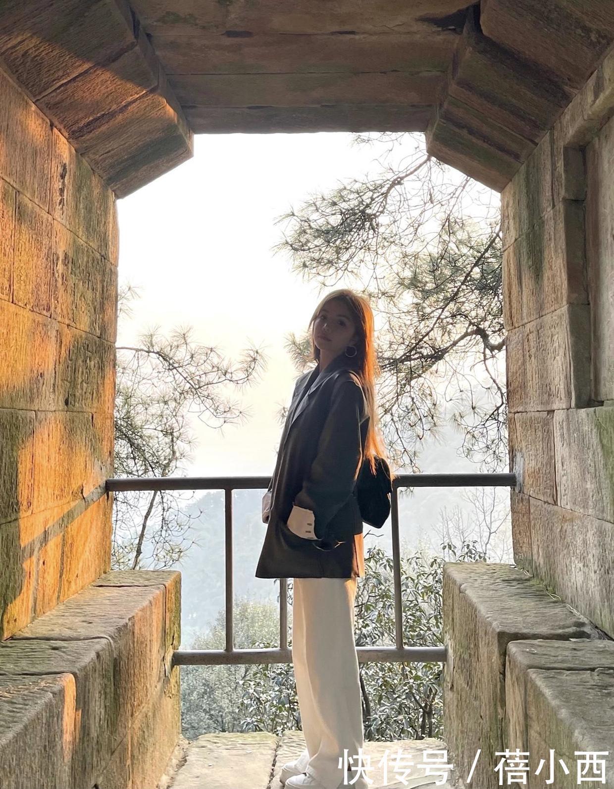 安崎真是迷死人了!原来小个子穿抹胸裙这么性感,线条迷人又招摇