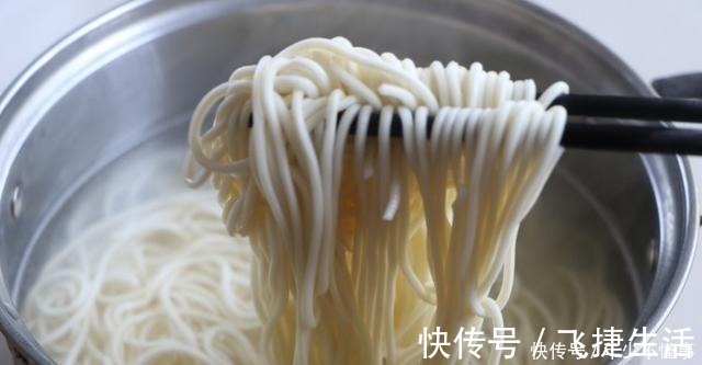 鲜香|北方焖面最好吃的做法，不加一滴水，鲜香入味，一锅吃了个精光！