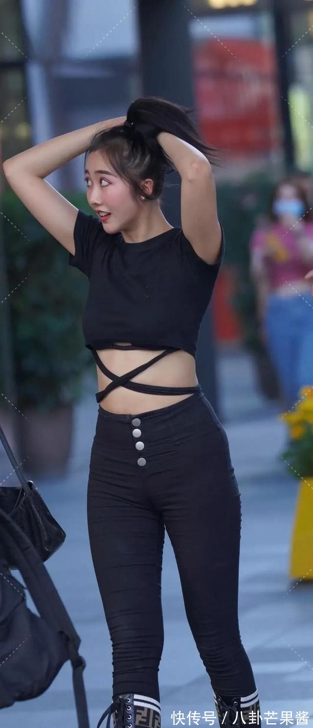 时髦 穿“沙漏型”打底裤的辣妈,着装就要选择时髦一点的,简约靓丽!