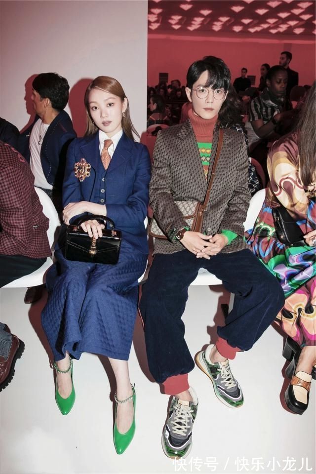 李圣经 小姐姐小西装搭配半身裙,真是好看极了