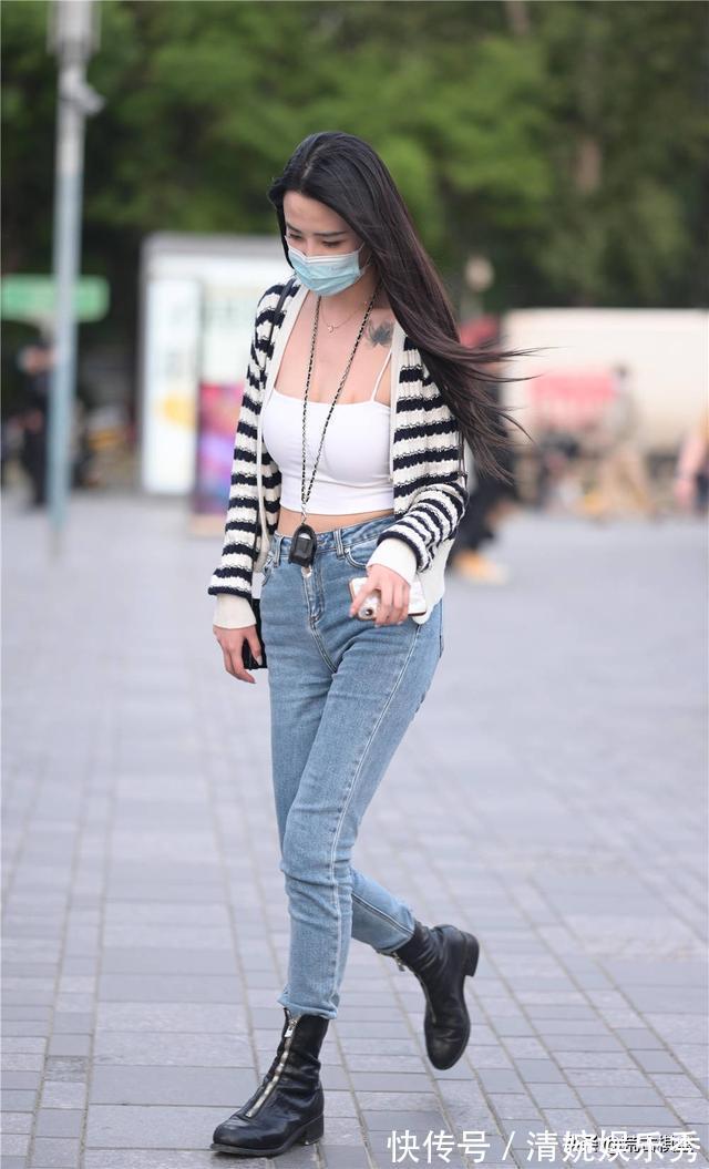 牛仔裤|夏初时节穿着紧身牛仔裤，搭配平底鞋和高跟鞋都可以，不难选择