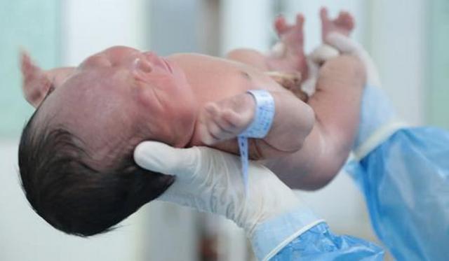 胎儿|怀胎七个月孕妈没忍住,宝宝生下来惨不忍睹,孕晚期有些食物别碰