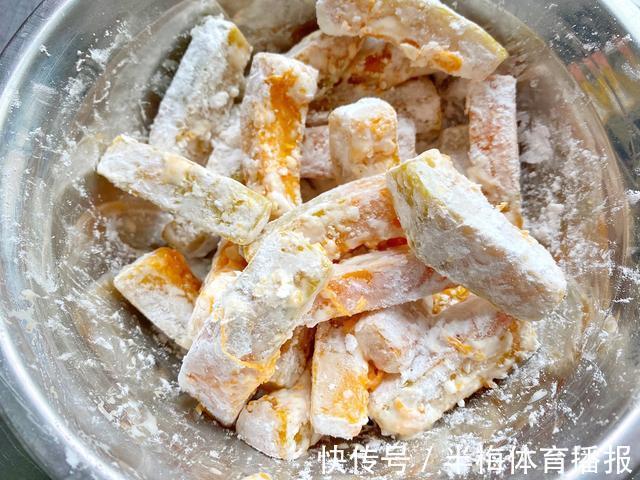 精华|简单易学,逆天的南瓜,搭配精华咸蛋黄,外酥里糯,全家都抢着吃