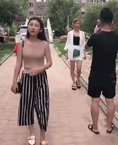 |搞笑GIF：女孩出门一定要注意 别被人偷走东西了都不知道