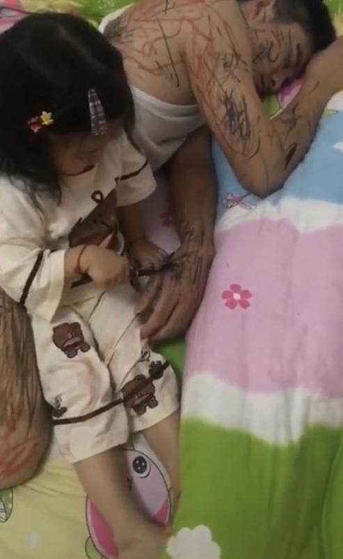 绘画|3岁女儿叫爸爸起床，孩子进房间许久未出，妈妈进门一看笑喷了