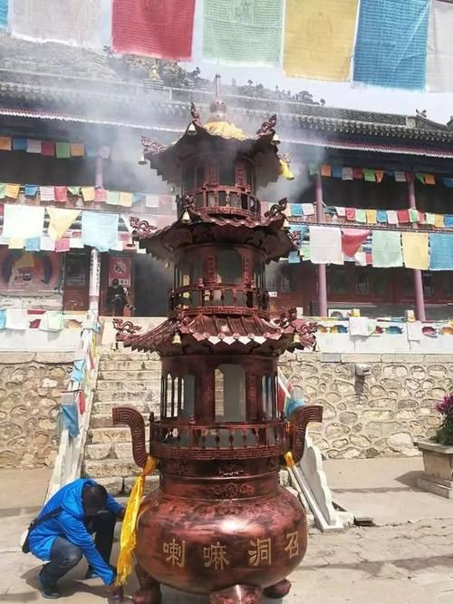 内蒙古一座寺庙很少人知道，群山环绕，仿佛避世桃源