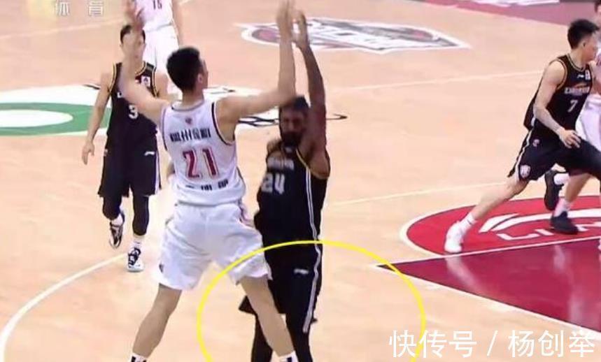 赵继伟|双标!为何朱旭航投篮劈叉会遭批评?而郭艾伦、赵继伟却可忽略?