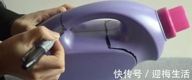 实用|在洗衣液瓶上剪两刀,就成了一个“收纳盒”,放在卫生间,贼实用
