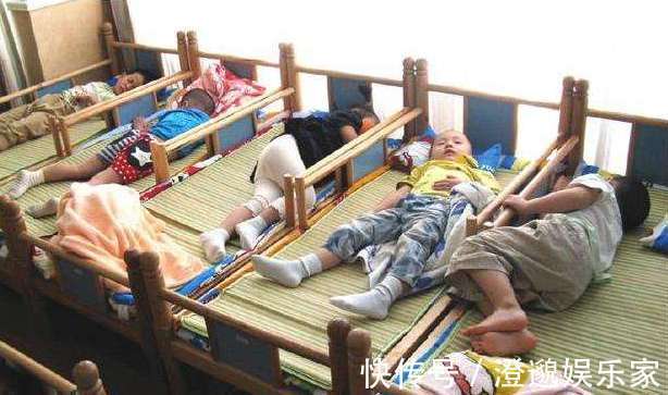 衣服|幼儿园午睡的真实写照,父母都该看看,有些衣服不适合穿去上学