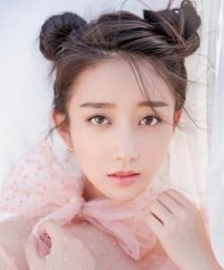 她是非誠勿擾最美女觀眾，卻因為鏡頭不經(jīng)意一掃，進(jìn)入了演藝圈