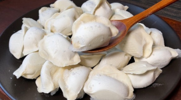 煮速冻饺子时,最忌开水下锅,很多人做错,难怪饺子不好吃还破皮