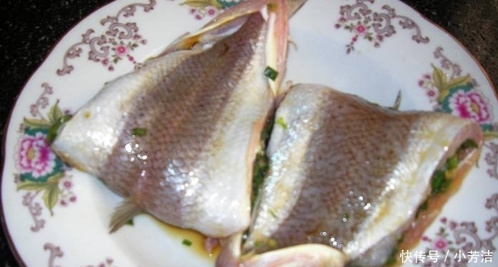 老外|老外来中国吃饭,明明点的是饼却端上来1条鱼,服务员:没送错