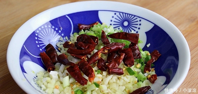 2盒豆腐，1勺淀粉，这个做法百吃不厌，出锅那一刻口水留下来