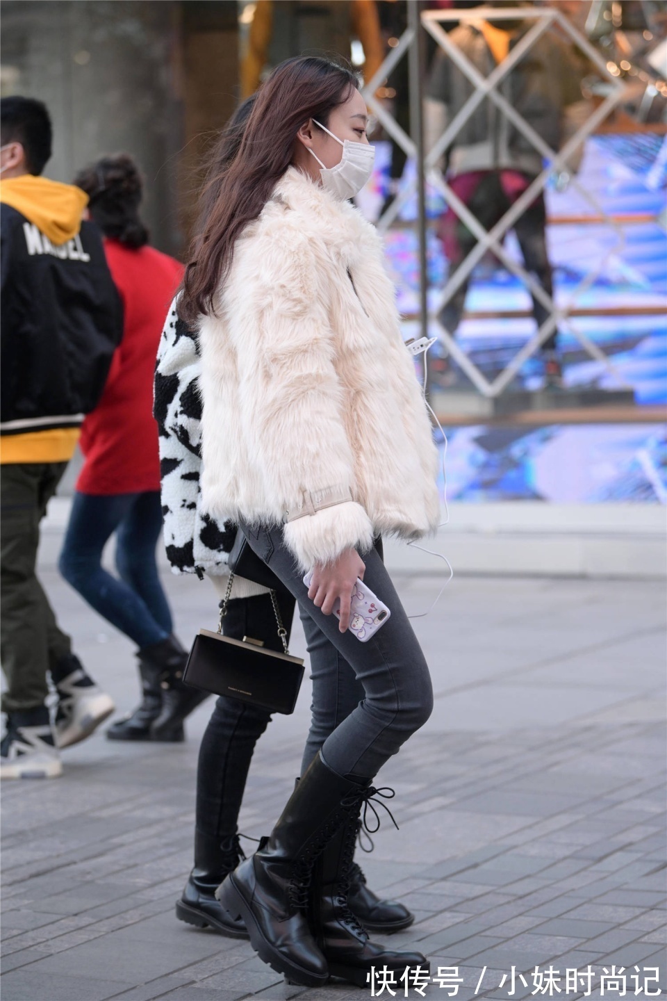 打底裤 冬季选择一款皮草大衣,衬托贵气,保暖效果好还时尚美