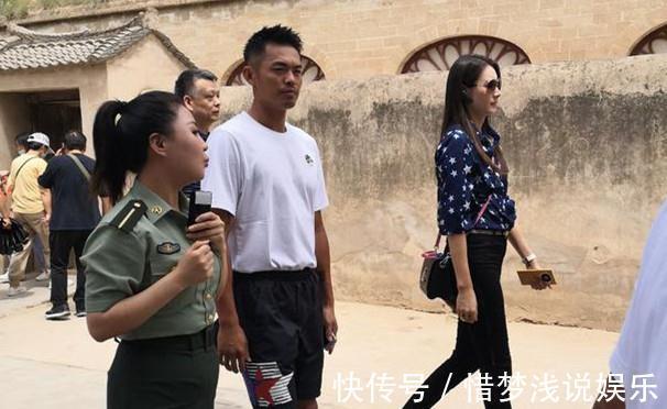 林丹|林丹与妻子谢杏芳罕秀恩爱,和林丹现身史馆惹人羡,俩人表情淡漠