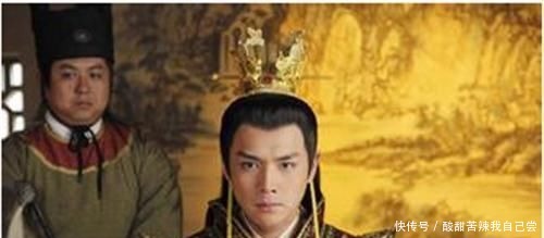 熊孩子贪玩爬上龙椅，皇帝：好玩吗？孩子机智回答6字，顺利登基！