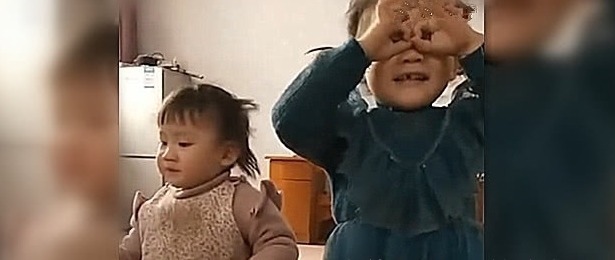 生活环境|两个小姐妹,一个是奶奶带大的,一个是姥姥带大的,还是有区别的