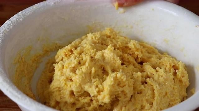 玉米发糕最好吃的做法，学会这些诀窍，松软香甜，全家抢着吃