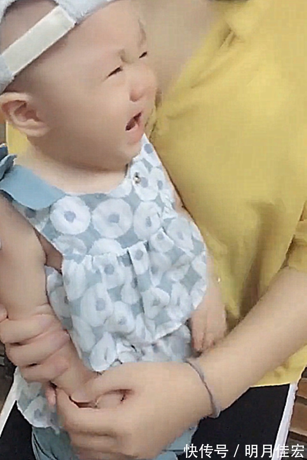 可爱|“确认过眼神,记住打针的人!”扎针的瞬间,宝宝反应太可爱了