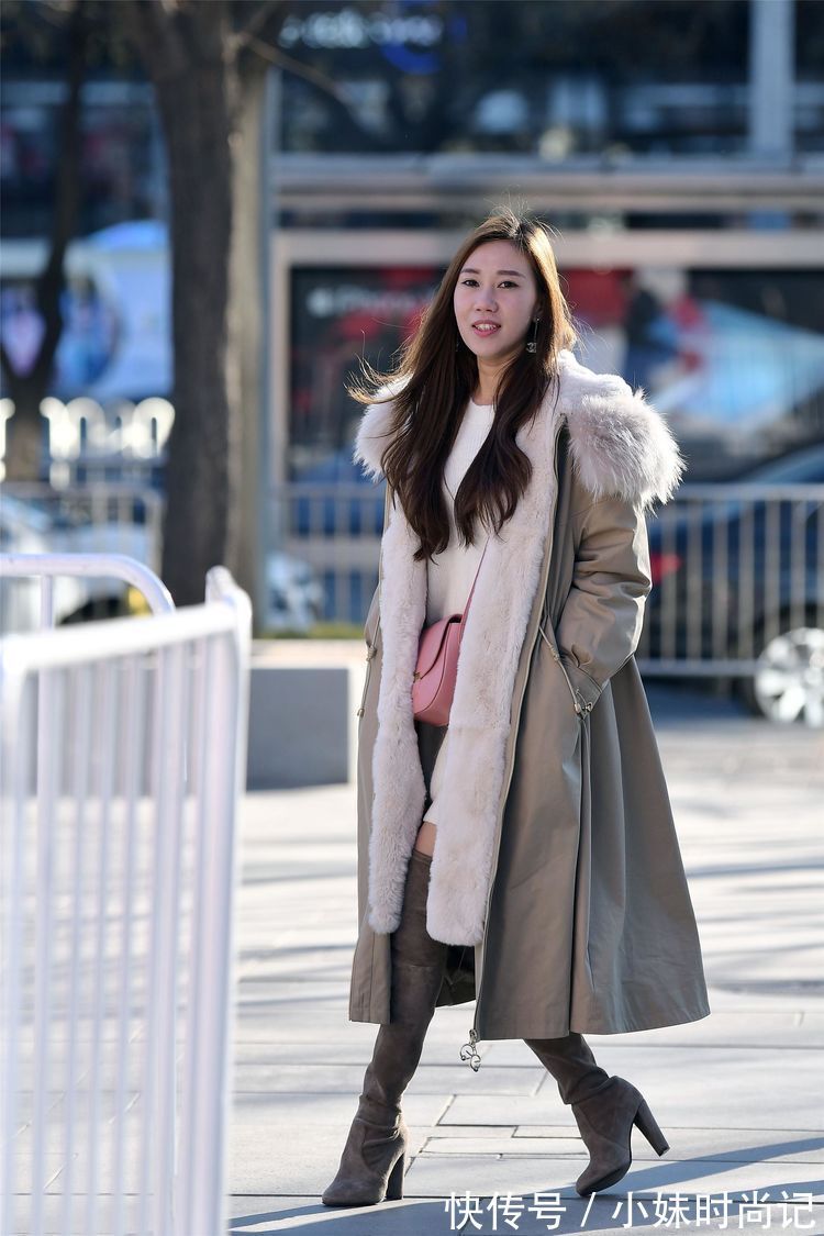 搭配 街拍:美女这款蓝色大衣搭配的非常好看,很显身材高挑的效果!