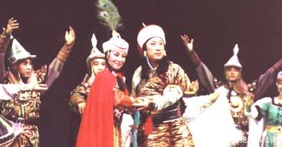 生下|已经33岁的女王为何要嫁给7岁的曾孙?还为他生下了七儿一女