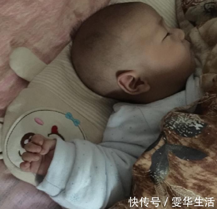 绿豆枕|宝宝睡觉时发生这3种行为,父母要注意了:娃想要睡枕头了!