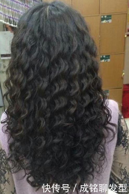 五六十岁女人不适合烫羊毛卷?三个细节搞明白,七八十岁都可以烫