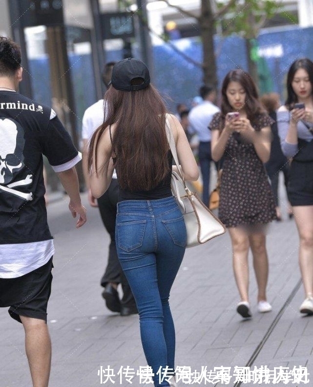 紧身|美女吊带紧身上衣搭配牛仔裤,黑色的整体视觉冲击力非常强