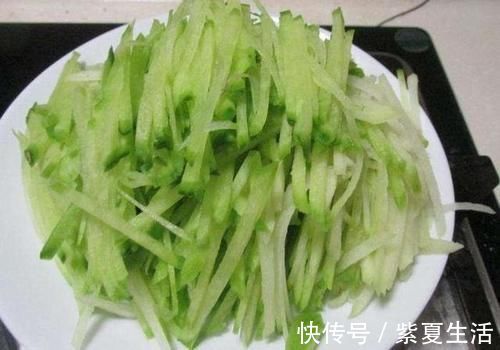 饺子|白萝卜丝用做饺子馅时,是直接焯一下还是用盐渍出水分,哪种方式较好?