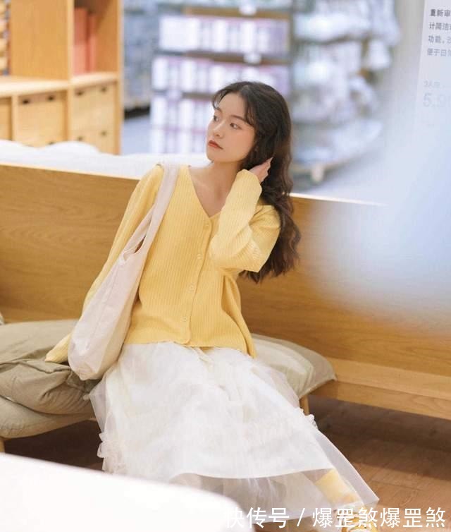 秋天 皮肤暗黄的女生如何选衣服颜色可以尝试这几款，让你显白还好看！