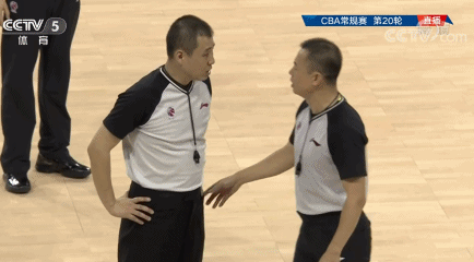 cbCBA两名裁判起争执,袁宁鹏吹吉布森违体,汪梅阻挠改判当众出丑