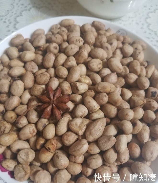 花生米不要炒了，盐水泡一泡，比炒的好吃，又酥又香，好吃过瘾