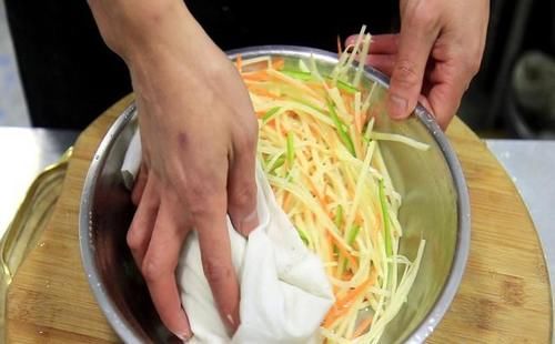 土豆丝别炒着吃了！加2个鸡蛋，10分钟解决全家人早餐，太香了