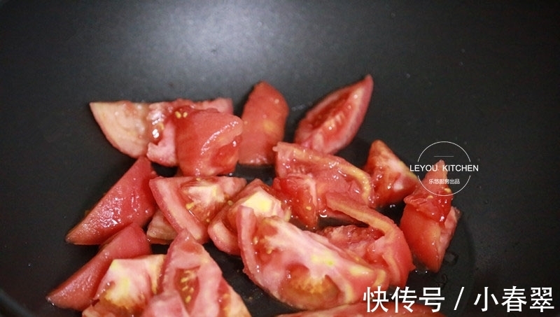 做法|西红柿炒鸡蛋新做法,没放一滴油,用水炒蛋,口感滑嫩,热量更低