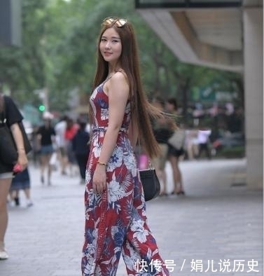 花纹收腰吊带裙,配色丰富的复古风服饰,时尚感十足