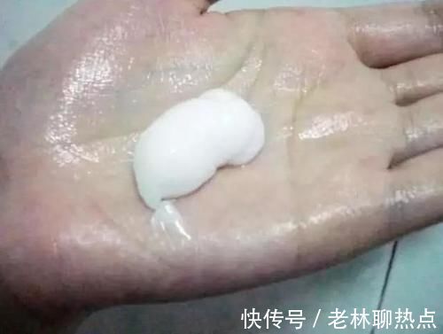 玻璃用清水擦,擦不干净,老保洁员说:水里加点便宜货,干净又透亮